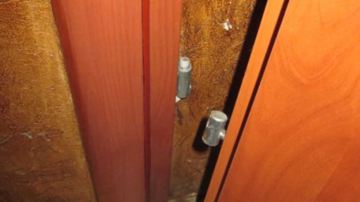 Złodziej najpierw zdjął z zawiasów drzwi, a następnie okradł mieszkanie 90-letniej seniorki