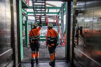 Ceny ropy stabilizują się po wcześniejszych spadkach. Tego spodziewają się eksperci