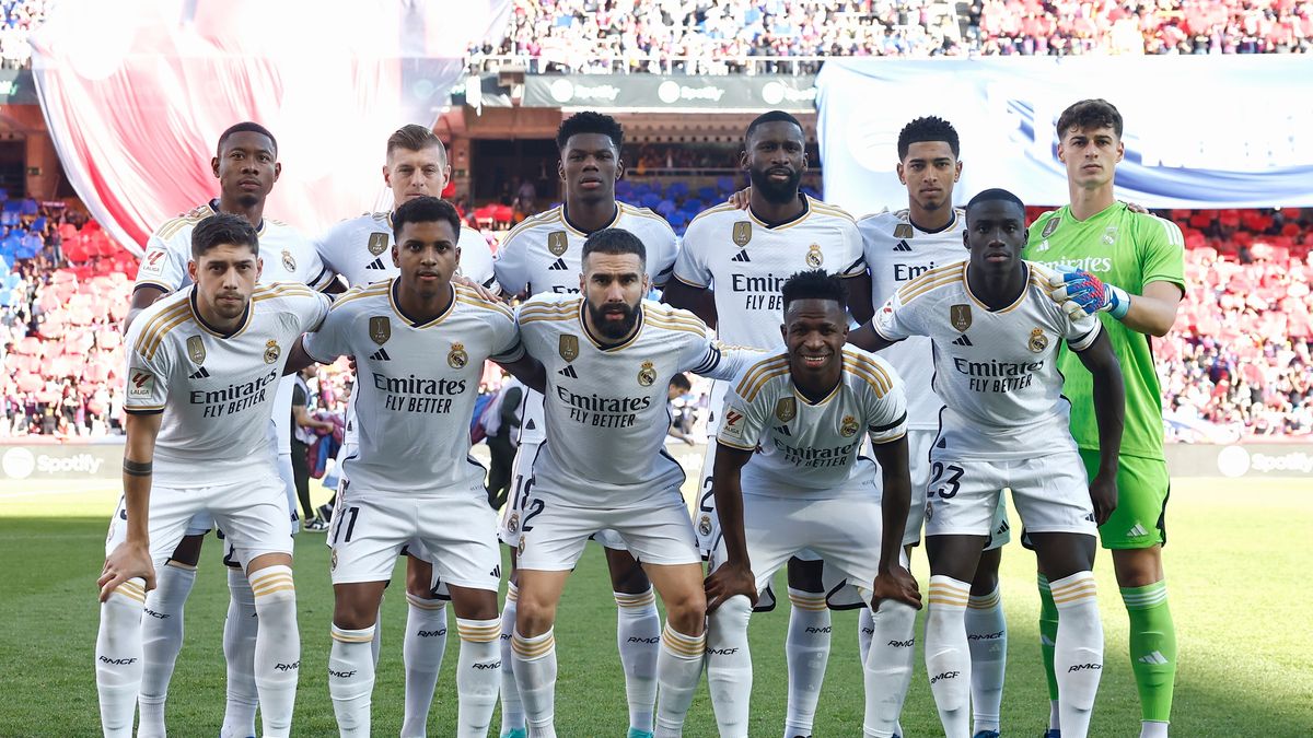 Zdjęcie okładkowe artykułu: Getty Images / Antonio Villalba/Real Madrid / Na zdjęciu: Real Madryt. Rodrygo (drugi od lewej w dolnym rzędzie) podpisał nowy kontrakt