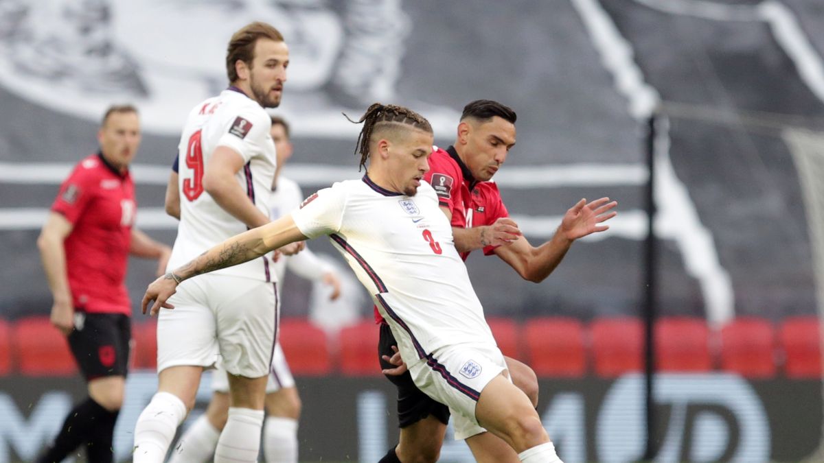 PAP/EPA / Malton Dibra / Na zdjęciu: Kalvin Phillips (z lewej) oraz Qazim Laci