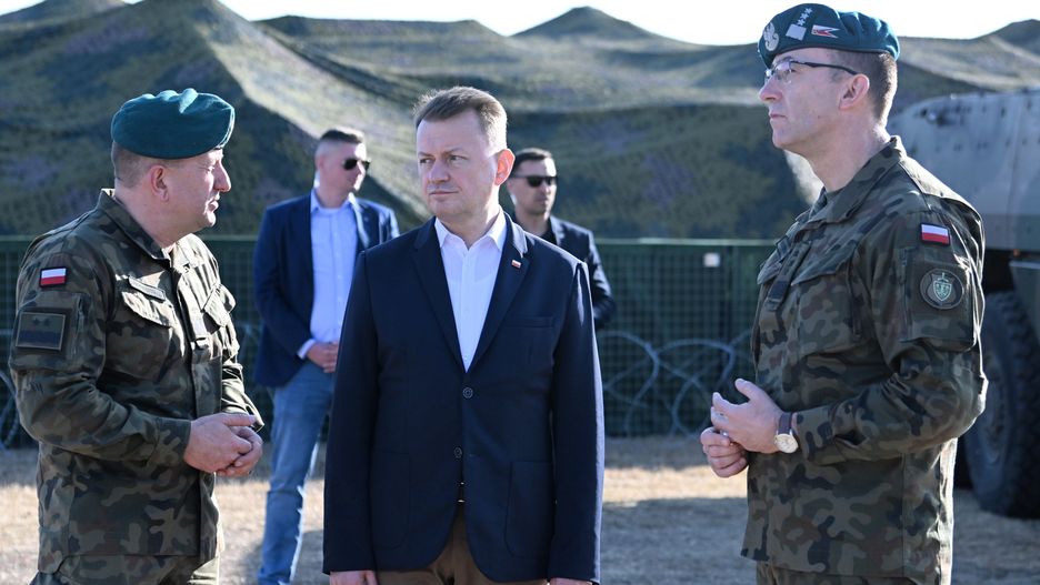 Minister Mariusz Błaszczak wskazał gen.Tomasza Piotrowskiego (po prawej), jako odpowiedzialnego ws. incydentu z rosyjską rakietą
