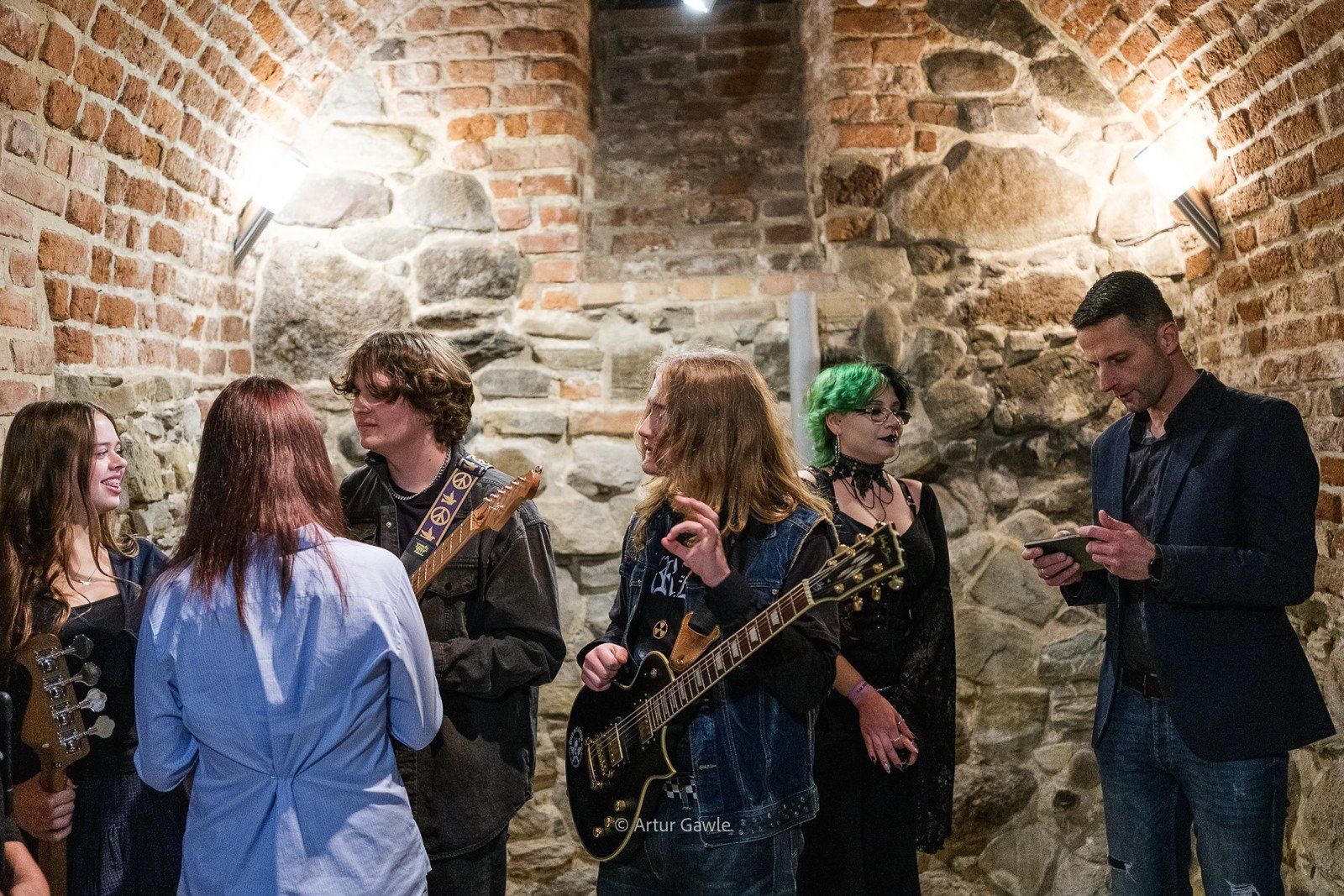 Podczas koncertu w Piwnicach TCK artyści występujący na scenie zafundowali publiczności porządną dawkę rockowego grania