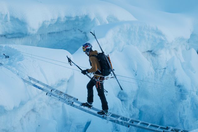 Zmiany klimatyczne powodują powstawanie coraz większej liczby szczelin. Stają się one coraz większym problemem wspinaczy, którzy chcą wejść na szczyt Mount Everestu. Andrzej Bargiel (na zdjęciu) przyznaje, że ich rozmiary zmieniały się z dnia na dzień.