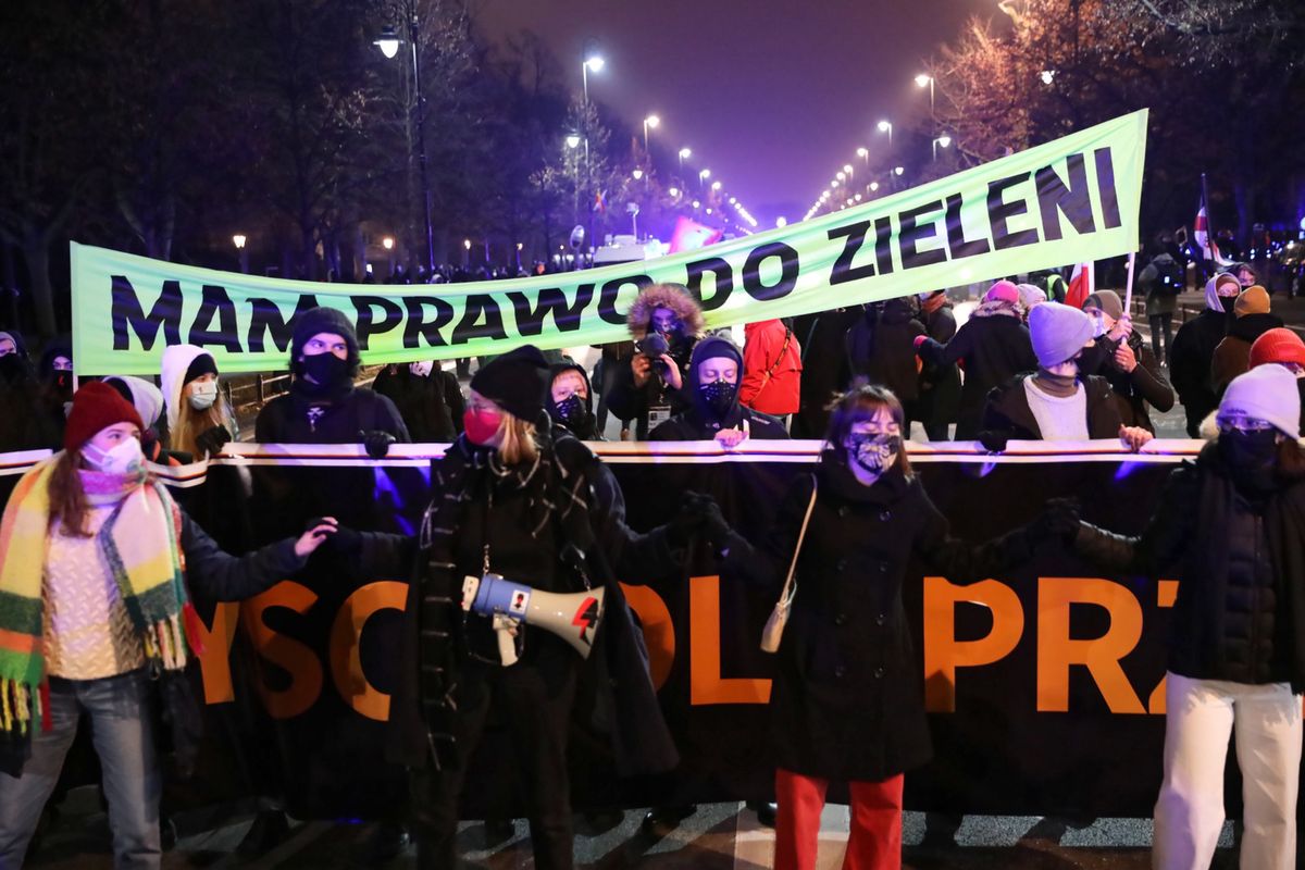 Strajk Kobiet. "Spacer dla przyszłości" przerwany. Protestujący w policyjnym kotle