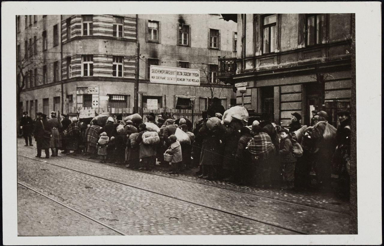   Warszawa, brama na skrzyżowaniu Żelazna-Leszno. Wysiedleni Żydzi z podwarszawskich miejscowości czekają na wejście do getta, 1940-1941, Fot. NN, zbiory Żydowskiego Instytutu Historycznego im. E. Ringelbluma.