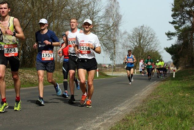 Marcin Herbik (nr 1258) na trasie maratonu w Dębnie w 2016 r. To tam po raz pierwszy wywalczył kwalifikację na Boston. Fot. Archiwum Marcina Herbika
