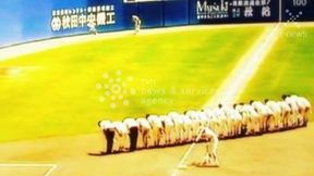 Stali godzinę na monsunowym deszczu