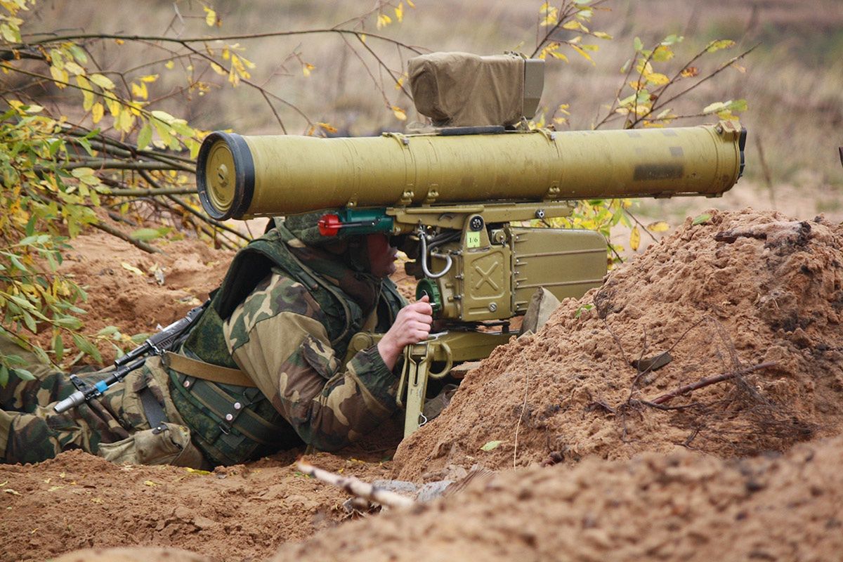 Białoruski żołnierz korzystający z 9M113 Konkurs; zdjęcie ilustracyjne 