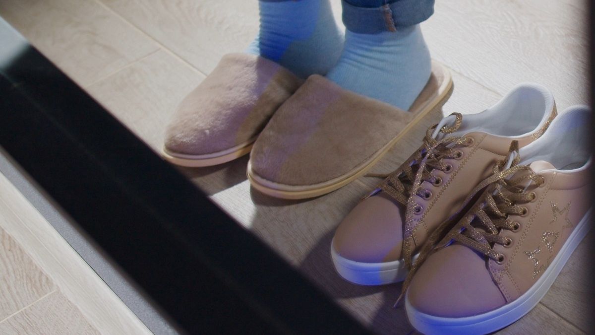 Ściąganie butów w gościach ma długą tradycję.