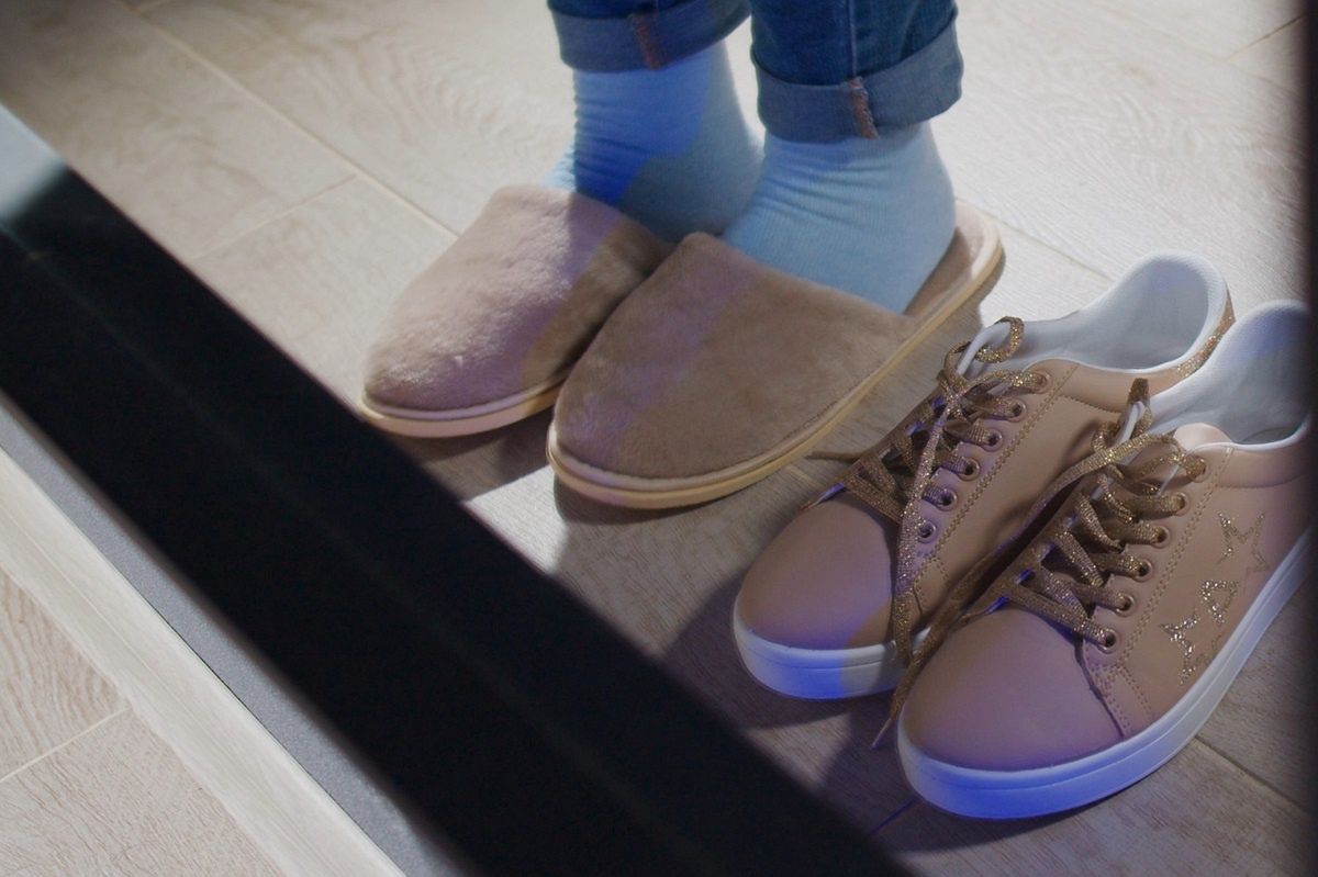 Ściąganie butów w gościach ma długą tradycję.
