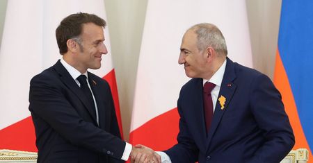 Macron zaskoczył na kolacji w Armenii. Chwycił za mikrofon i zaczął śpiewać