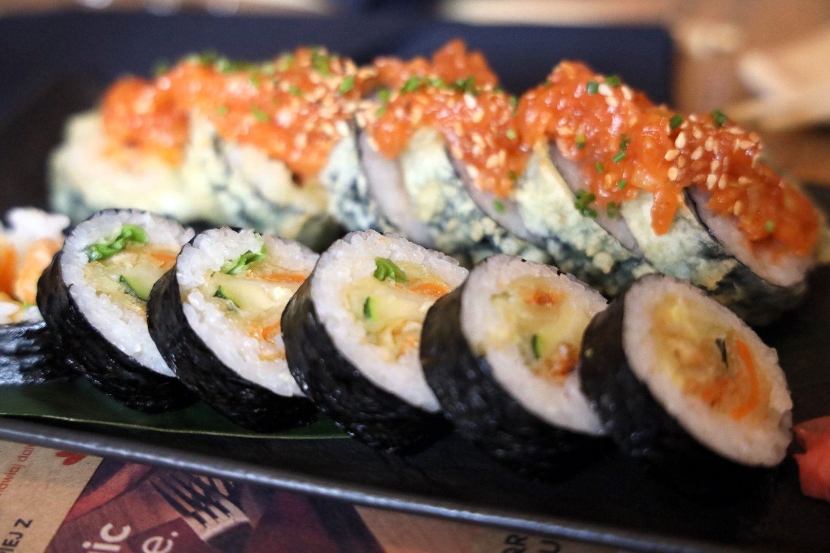 Sushi World to idealne miejsce dla fanów azjatyckich smaków. Restauracja serwuje świeże, kolorowe zestawy sushi. Klienci chwalą sobie zarówno jakość ryb, jak i estetykę podania. 