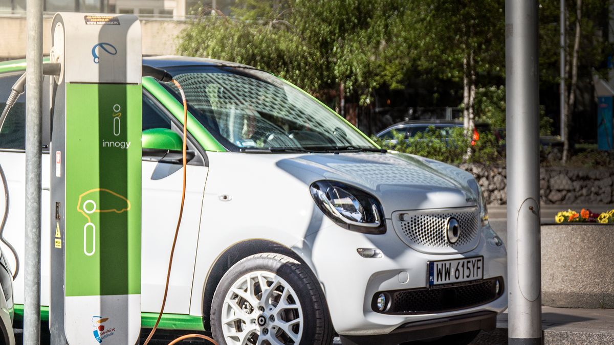 Stacje ładowania pojawią się pod trzema marketami.