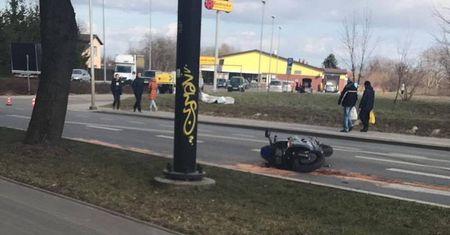 Wypadek z udziałem motocyklisty na ul. Zemborzyckiej. Duże utrudnienia w ruchu