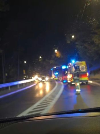 Wypadek na ulicy Mostowej. Samochód uderzył w bariery, jedna osoba poszkodowana!