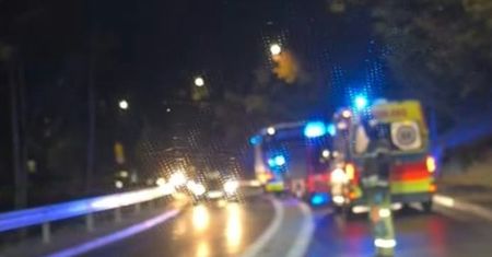 Wypadek na ulicy Mostowej. Samochód uderzył w bariery, jedna osoba poszkodowana!