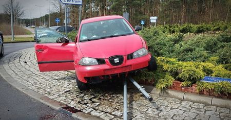 Uciekał przed policją. Pościg zakończył na rondzie