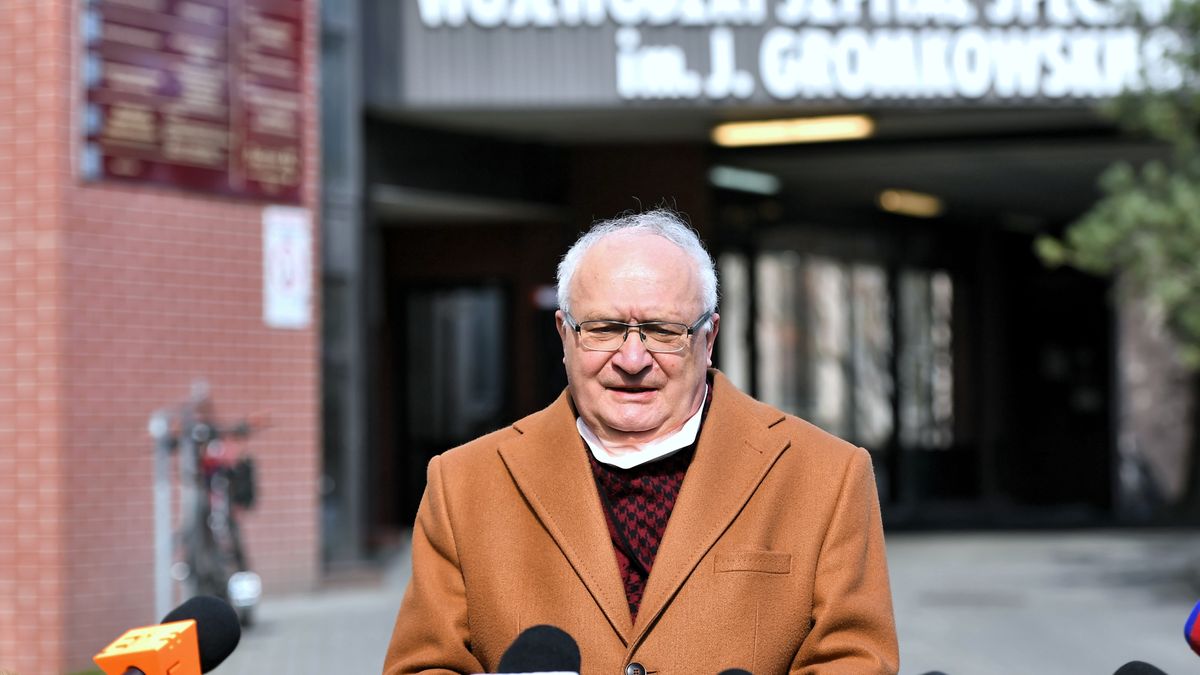 Profesor Krzysztof Simon - ordynator oddziału zakaźnego w szpitalu przy ul. Koszarowej we Wrocławiu.