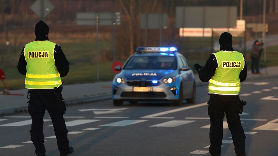 Kontrole przy strefie obj?tej stanem wyj?tkowym25.11.2021 Dubicze Cerkiewne Kryzys Graniczny wies przy granicy stanu wyjatkowego na terenie ktorej stacjonuja ?zolnierze WP i Strazy Granicznej N/z kontrola drogowa poszukiwanie nielegalnych imigrantow Fot. Stefan Maszewski/REPORTERSteafn Maszewski/REPORTER