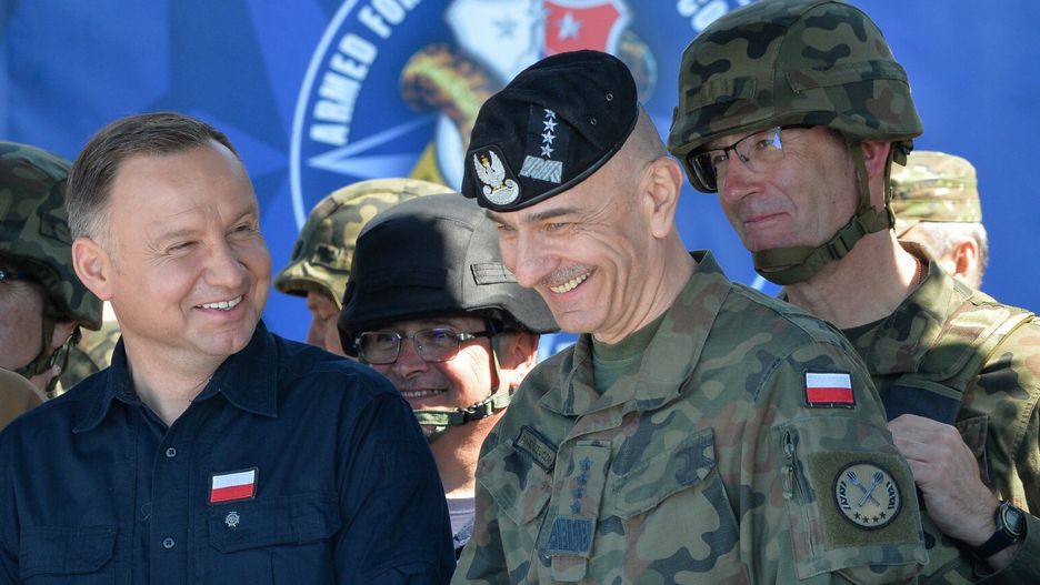 Prezydent Andrzej Duda na ćwiczeniach wojskowych. Obok stoją: gen. Rajmund Andrzejczak i  gen. Tomasz Piotrowski