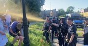 Dostał gazem po oczach od policjanta. Usłyszał zarzut