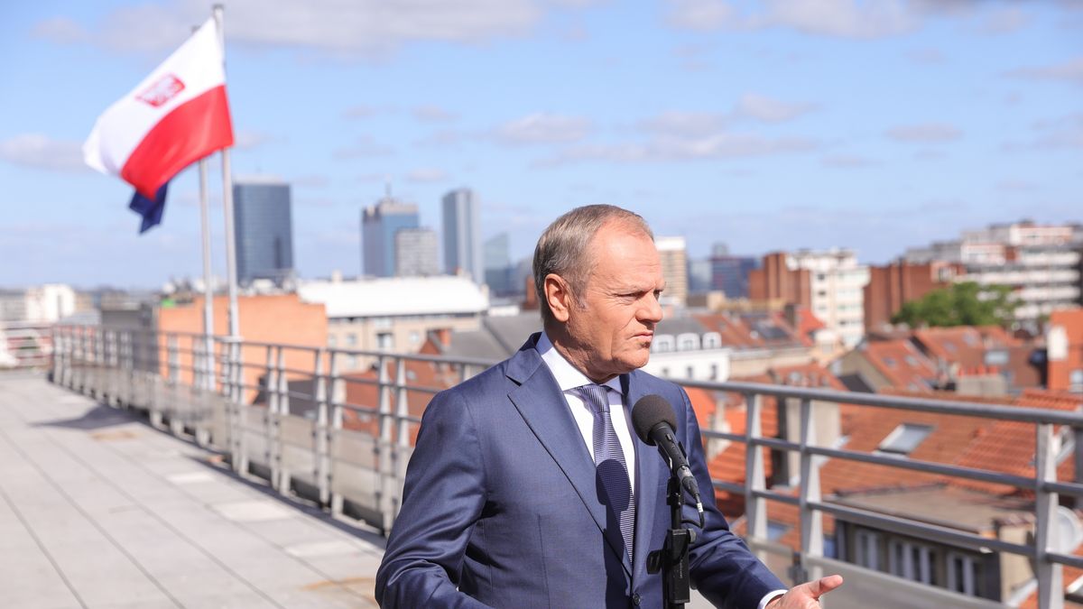 Bruksela, Belgia, 28.06.2024. Premier Donald Tusk podczas wypowiedzi dla mediów w Brukseli, 28 bm. Premier Tusk bierze udział w dwudniowym szczycie Rady Europejskiej. Przywódcy państw i rządów UE mają zdecydować o obsadzie najważniejszych stanowisk unijnych. Ponadto rozmowy dotyczą wojny w Ukrainie, bezpieczeństwa, obronności, konkurencyjności i polityki zagranicznej. (aldg) PAP/Rafał Guz