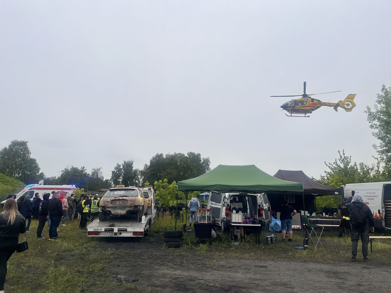 Wypadek na Wrak Race w Gliwicach. Jedna osoba nieprzytomna po uderzeniu oponą. Na miejsce wezwano śmigłowiec LPR