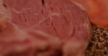 Peklowana szynka wieprzowa z kością (mięso i tłuszcz) z dodatkiem naturalnego soku, na zimno