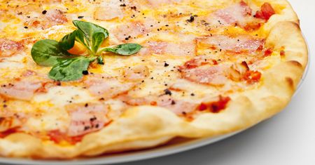 Mrożona pizza z mięsem na cienkim cieście (upieczona)