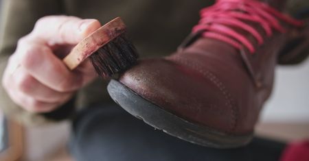 Jak zaimpregnować buty? Wetrzyj to w powierzchnię, a nie przemokną
