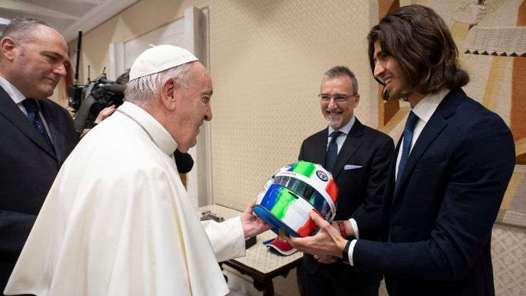 Zdjęcie okładkowe artykułu: Twitter /  / Na zdjęciu: papież Franciszek (po lewej) i Antonio Giovinazzi