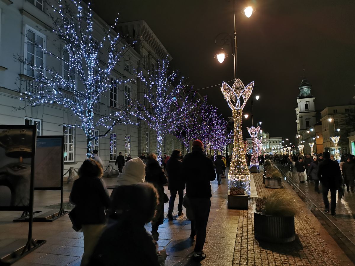Warszawa gotowa na święta. Świąteczna iluminacja zachwyca przechodniów