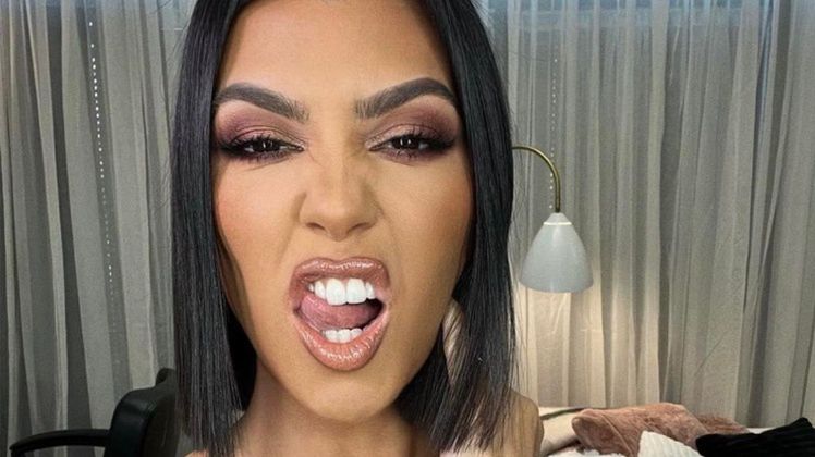 Kourtney Kardashian eksponuje nieco pełniejsze kształty w kusym bikini