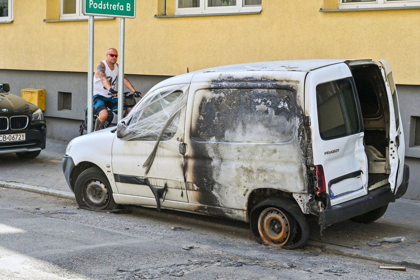 Na ulicy Jasnej w Bydgoszczy od kilku tygodni stoi częściowo spalony samochód. 