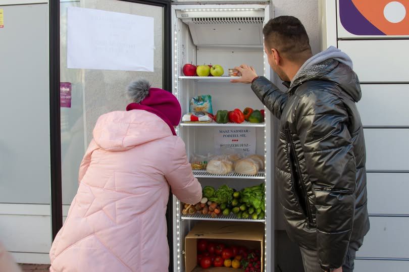 Nadmiar jedzenia po świętach - zanieś żywność do lodówki społecznej!