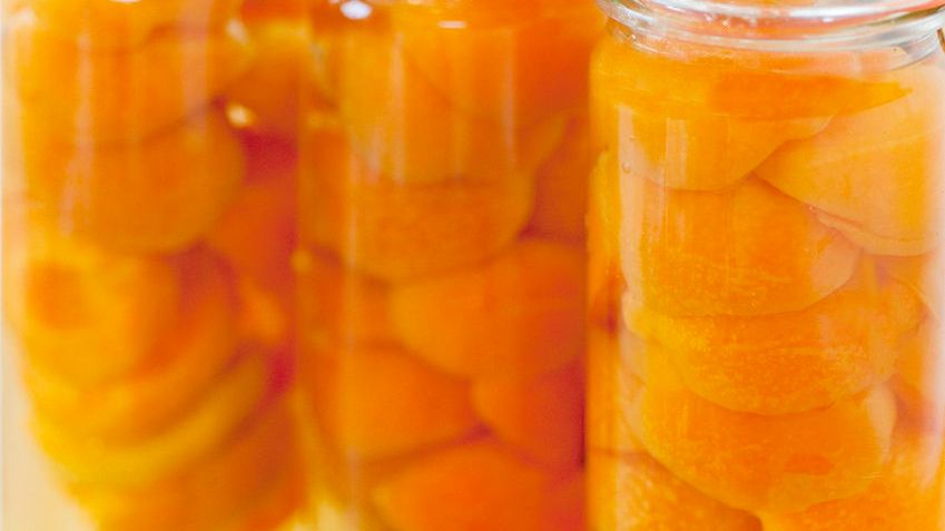 Morele ze skórką w puszce w wodzie (owoce i płyn)