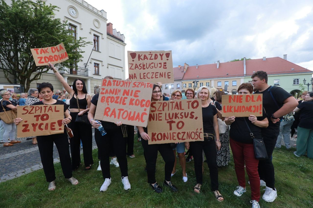 Protest w Pyskowicach. Mieszkańcy i władze miasta przeciwko likwidacji szpitala. "Czas to życie. Chirurgia musi być blisko"