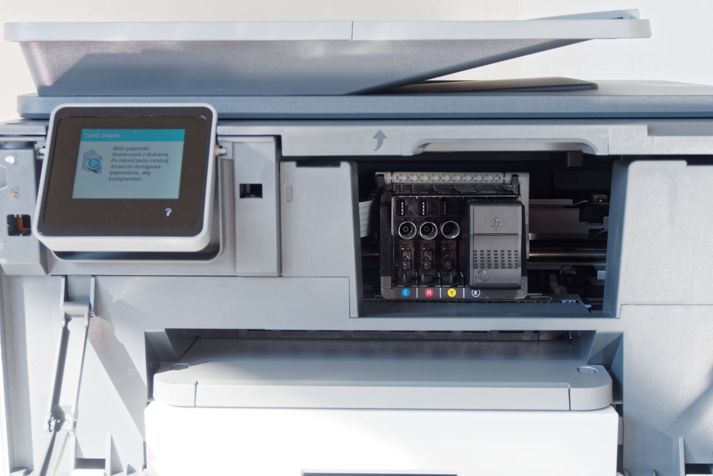 Należy wcisnąć tusze w odpowiednie miejsce, aż klikną 