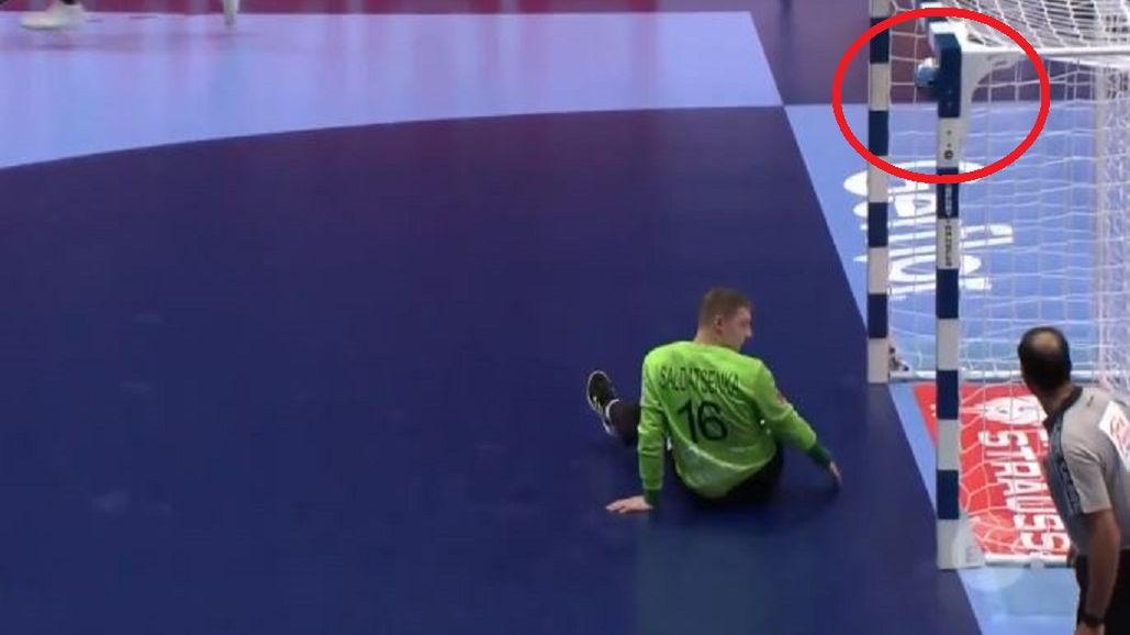 Zdjęcie okładkowe artykułu: Twitter / EHFEURO / Zdezorientowany bramkarz Białorusi szuka piłki, która przykleiła się do słupka