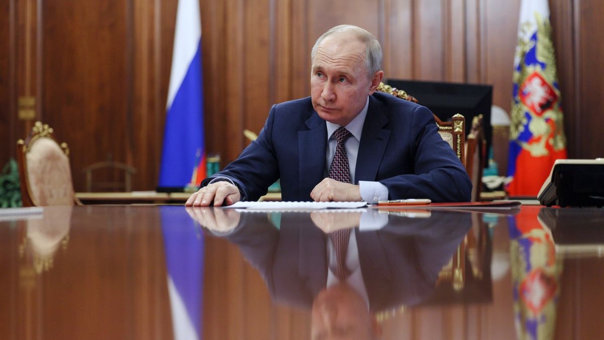 Russian President Vladimir Putin meets with Roscosmos CEO Yuri Borisov
epa10719640 Russian President Vladimir Putin listens to Russian Federal Space Agency (Roscosmos) Director General Yuri Borisov during their meeting at the Kremlin in Moscow, Russia, 30 June 2023. The constellation of Russian satellites in orbit now has 225 spacecraft and the new generation Glonass-K2 satellite is scheduled to be launched in August 2023. The International Space Station (ISS) in its current form will cease to exist after 2030, the head of Roscosmos Yuri Borisov said.  EPA/GAVRIIL GRIGOROV/ SPUTNIK/ KREMLIN / POOL MANDATORY CREDIT 
Dostawca: PAP/EPA.
GAVRIIL GRIGOROV/ SPUTNIK/ KREMLIN / POOL