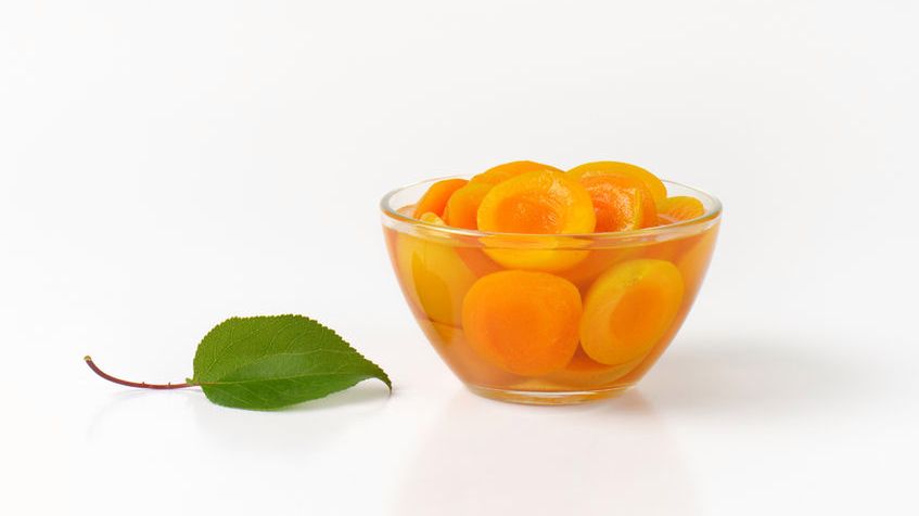 Morele ze skórką w puszce w soku (owoce i płyn)