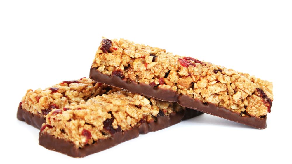 Batoniki muesli z kawałkami czekolady w polewie z mlecznej czekolady (miękkie)