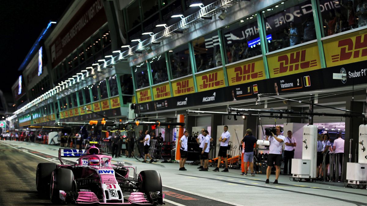 Zdjęcie okładkowe artykułu: Materiały prasowe / Force India / Na zdjęciu: Esteban Ocon na torze w Singapurze