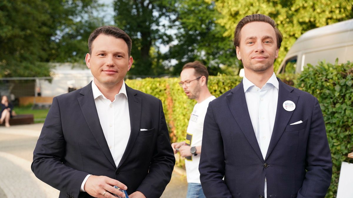 Fina?owy wiec wyborczy w kampanii Konfederacji do PE
7.06.2024 Warszawa Finalowy wiec wyborczy Konfederacji do Parlamentu Europejskiego fot. Marysia Zawada/REPORTER
 N/z Krzysztof Bosak, Slawomir Mentzen
Marysia Zawada/REPORTER