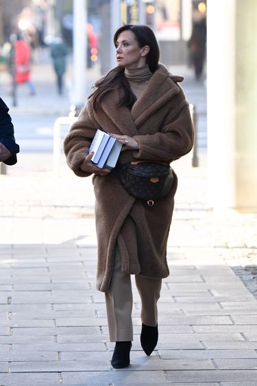 Kinga Rusin w pluszowym płaszczu i z nerką Louis Vuitton