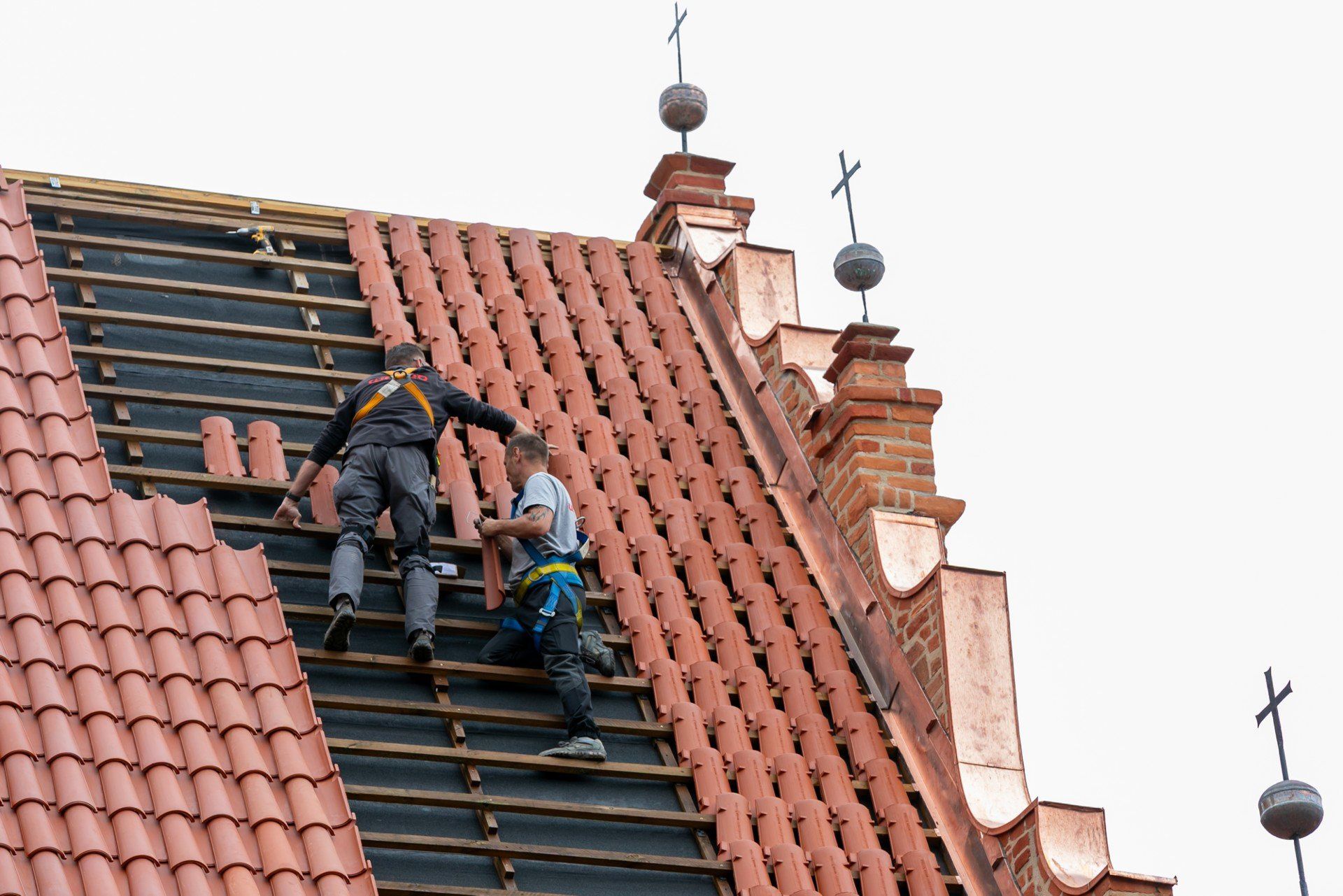 Prace na południowej stronie dachu kościoła klarysek już prawie zostały zakończone