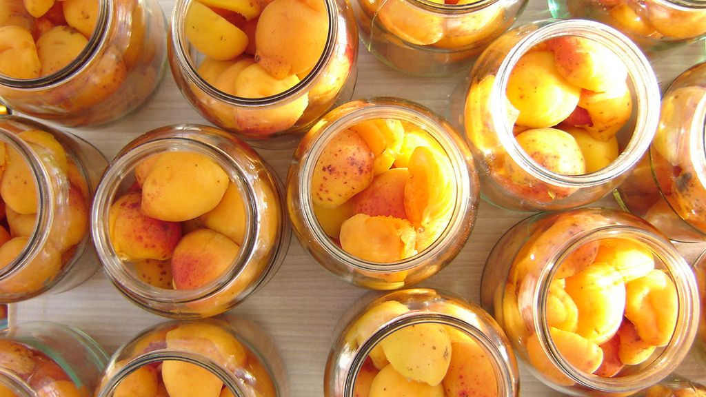 Morele ze skórką w puszce w lekkim syropie (owoce i płyn)