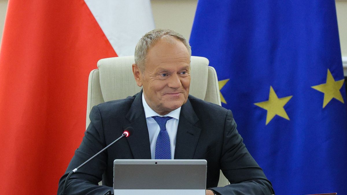Warszawa, 27.10.2026. Premier Donald Tusk na posiedzeniu rządu w KPRM w Warszawie, 27 bm. Rada Ministrów zajmie się m.in. refundacją leków, projektem zmian w przepisach dotyczących rynku kapitałowego, Planem Strategicznym dla Wspólnej Polityki Rolnej na lata 2023?2027, projektem noweli o systemie oświaty oraz projektem nowelizacji ustawy o zaopatrzeniu emerytalnym żołnierzy zawodowych oraz ich rodzin. (mr) PAP/Paweł Supernak