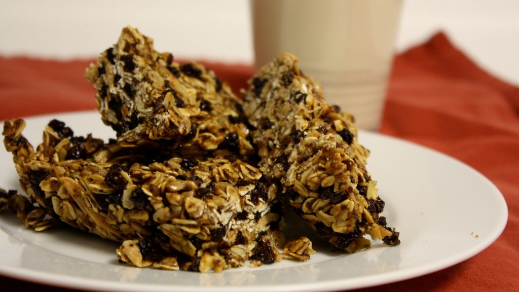 Batoniki muesli z masłem orzechowym i kawałkami czekolady, bez polewy (miękkie)