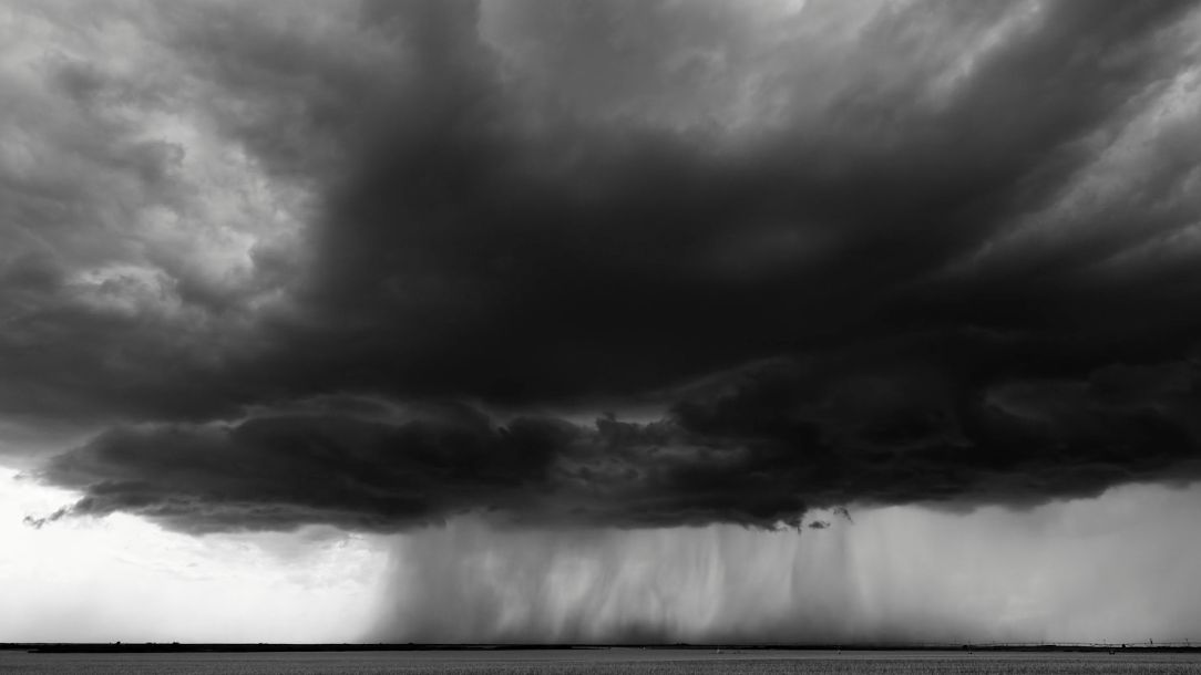 Najlepszy czarno-biały burzowy film poklatkowy 4K, jaki widzieliśmy 1